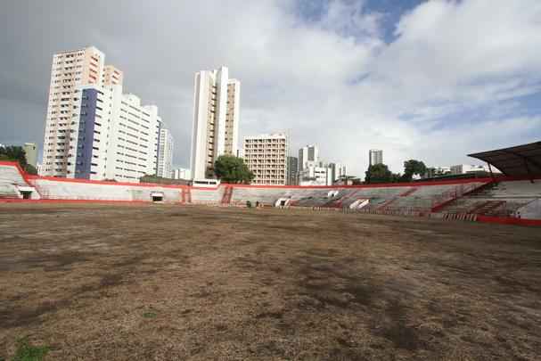 Gramado est sendo morto para o implante de um novo; expectativa  de retomar jogos a partir do Brasileiro 2018; at l, um longo caminho