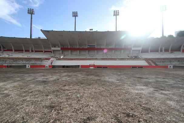Gramado est sendo morto para o implante de um novo; expectativa  de retomar jogos a partir do Brasileiro 2018; at l, um longo caminho