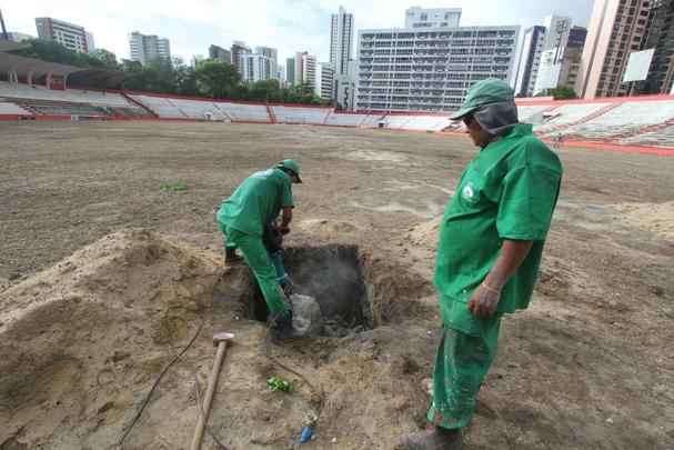 Gramado est sendo morto para o implante de um novo; expectativa  de retomar jogos a partir do Brasileiro 2018; at l, um longo caminho