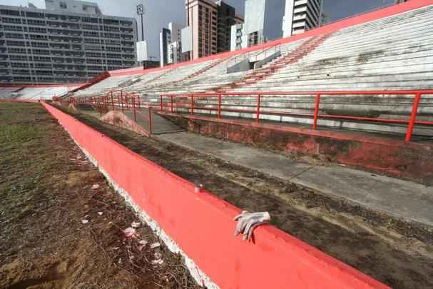 Gramado est sendo morto para o implante de um novo; expectativa  de retomar jogos a partir do Brasileiro 2018; at l, um longo caminho