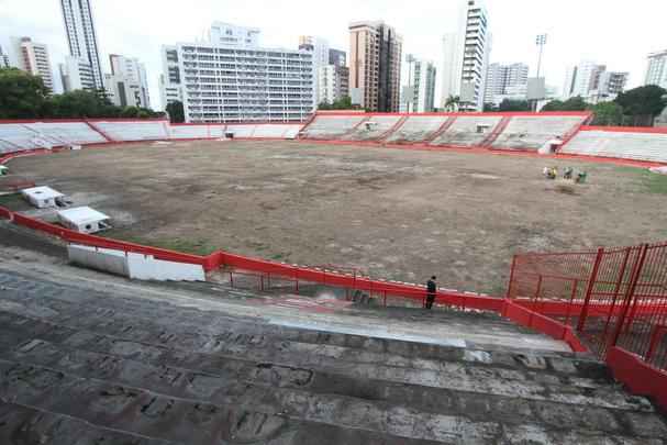 Gramado est sendo morto para o implante de um novo; expectativa  de retomar jogos a partir do Brasileiro 2018; at l, um longo caminho