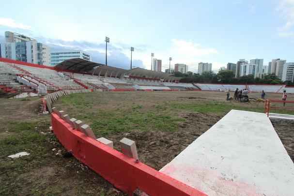Gramado est sendo morto para o implante de um novo; expectativa  de retomar jogos a partir do Brasileiro 2018; at l, um longo caminho