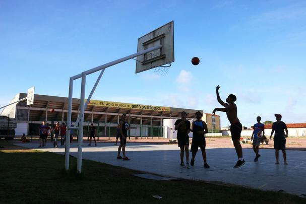 Na entrada do estdio funciona um parque para a populao. Jovens utilizam as tabelas para praticar basquete, assim como a quadra de areia e os brinquedos para as crianas. Um estacionamento complementa a rea.