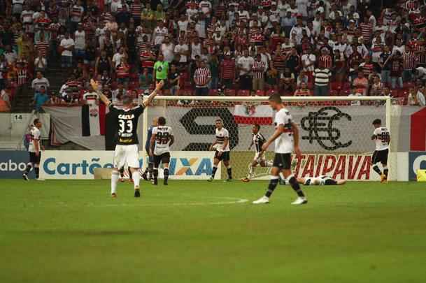 Empurrado pela torcida, que foi em bom nmero  arena, equipe coral encontrou um adversrio disposto a surpreender fora de casa e teve trabalho na partida