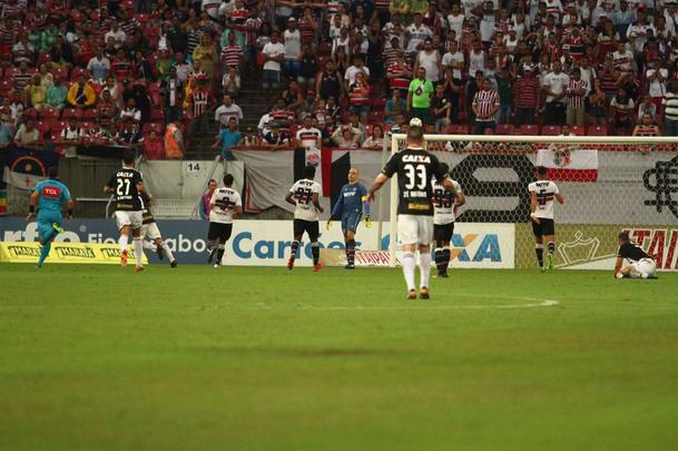 Empurrado pela torcida, que foi em bom nmero  arena, equipe coral encontrou um adversrio disposto a surpreender fora de casa e teve trabalho na partida