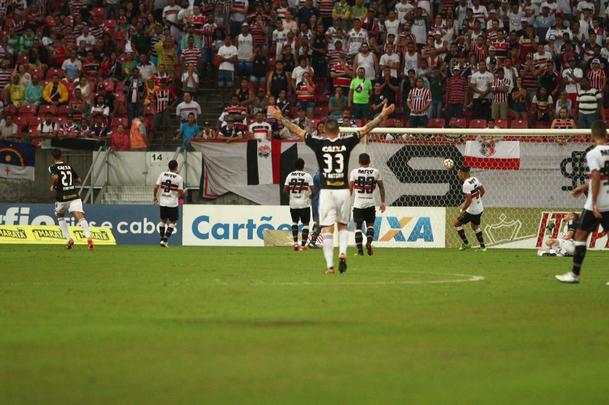 Empurrado pela torcida, que foi em bom nmero  arena, equipe coral encontrou um adversrio disposto a surpreender fora de casa e teve trabalho na partida