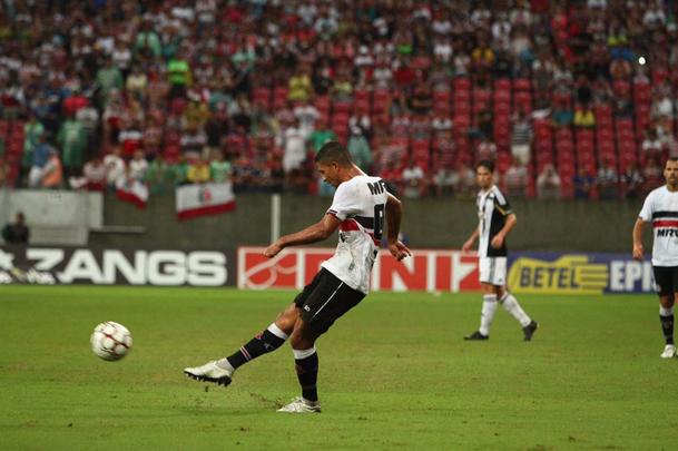 Empurrado pela torcida, que foi em bom nmero  arena, equipe coral encontrou um adversrio disposto a surpreender fora de casa e teve trabalho na partida