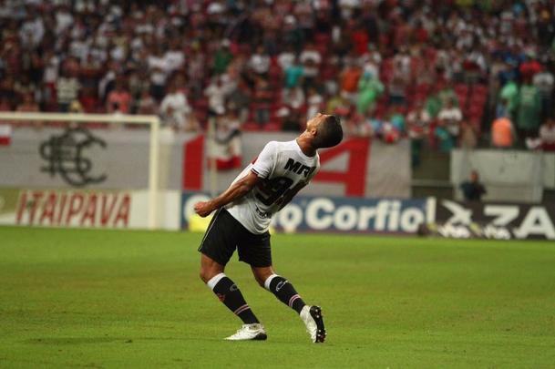 Empurrado pela torcida, que foi em bom nmero  arena, equipe coral encontrou um adversrio disposto a surpreender fora de casa e teve trabalho na partida