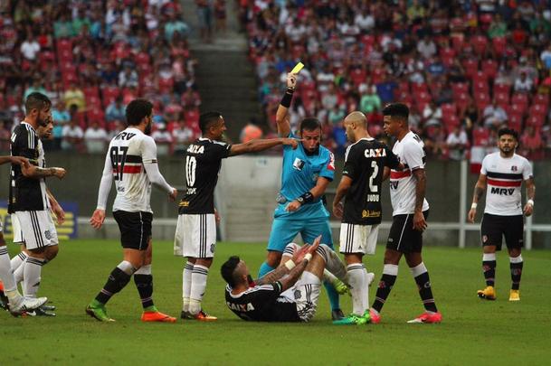 Empurrado pela torcida, que foi em bom nmero  arena, equipe coral encontrou um adversrio disposto a surpreender fora de casa e teve trabalho na partida