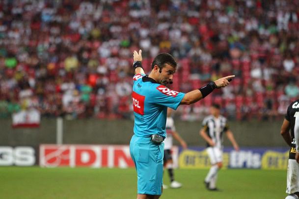 Empurrado pela torcida, que foi em bom nmero  arena, equipe coral encontrou um adversrio disposto a surpreender fora de casa e teve trabalho na partida