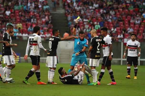 Empurrado pela torcida, que foi em bom nmero  arena, equipe coral encontrou um adversrio disposto a surpreender fora de casa e teve trabalho na partida