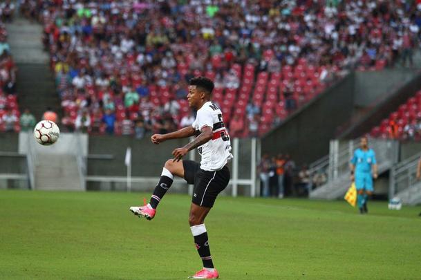Empurrado pela torcida, que foi em bom nmero  arena, equipe coral encontrou um adversrio disposto a surpreender fora de casa e teve trabalho na partida