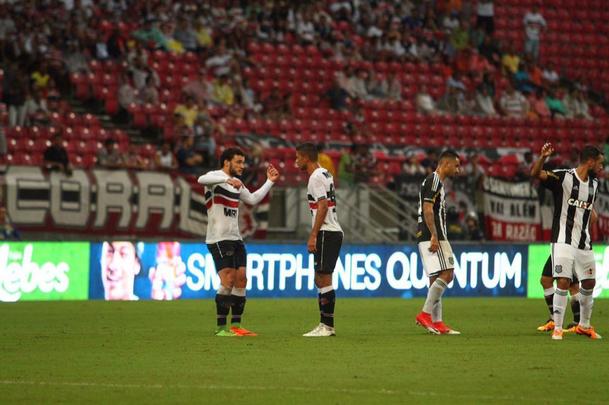 Empurrado pela torcida, que foi em bom nmero  arena, equipe coral encontrou um adversrio disposto a surpreender fora de casa e teve trabalho na partida