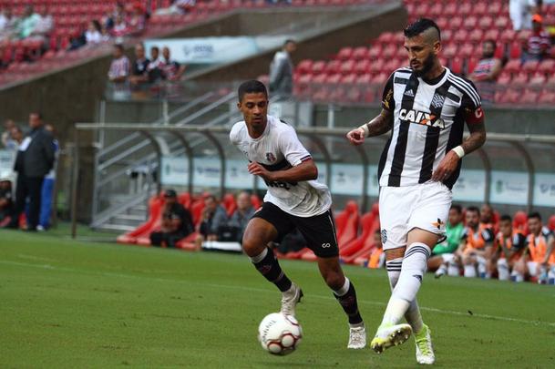 Empurrado pela torcida, que foi em bom nmero  arena, equipe coral encontrou um adversrio disposto a surpreender fora de casa e teve trabalho na partida