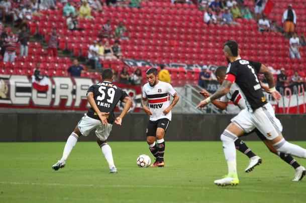 Empurrado pela torcida, que foi em bom nmero  arena, equipe coral encontrou um adversrio disposto a surpreender fora de casa e teve trabalho na partida
