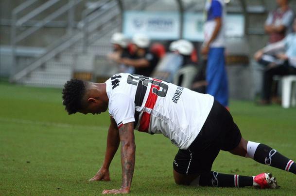 Empurrado pela torcida, que foi em bom nmero  arena, equipe coral encontrou um adversrio disposto a surpreender fora de casa e teve trabalho na partida