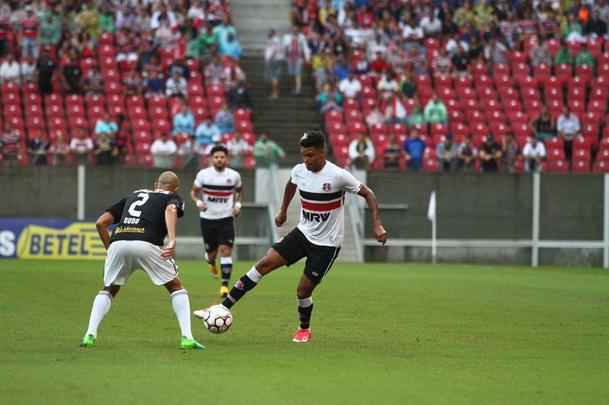 Empurrado pela torcida, que foi em bom nmero  arena, equipe coral encontrou um adversrio disposto a surpreender fora de casa e teve trabalho na partida