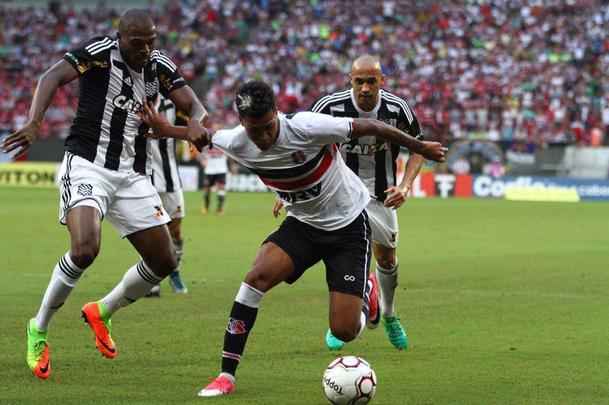 Empurrado pela torcida, que foi em bom nmero  arena, equipe coral encontrou um adversrio disposto a surpreender fora de casa e teve trabalho na partida