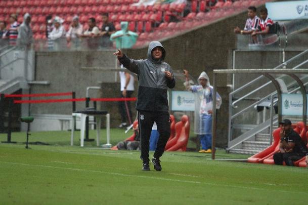 Empurrado pela torcida, que foi em bom nmero  arena, equipe coral encontrou um adversrio disposto a surpreender fora de casa e teve trabalho na partida