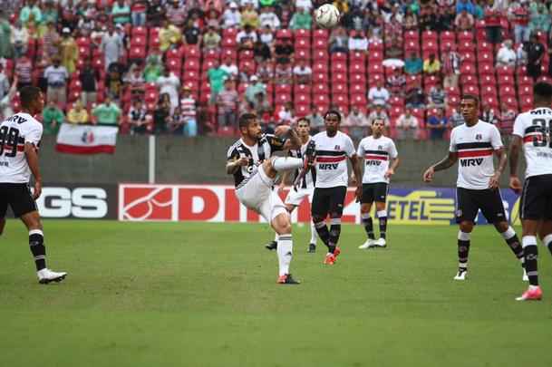 Empurrado pela torcida, que foi em bom nmero  arena, equipe coral encontrou um adversrio disposto a surpreender fora de casa e teve trabalho na partida