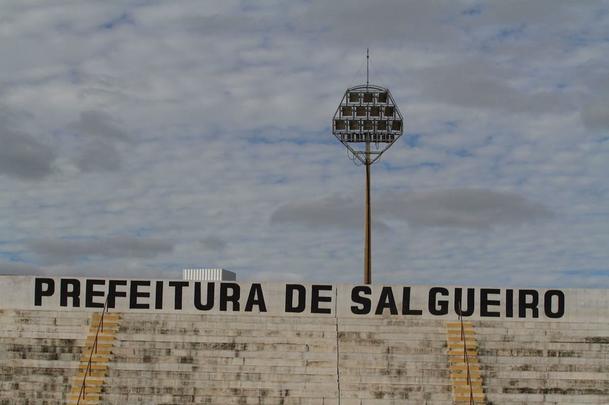 Muitas faixas de campeo estadual estilizada com o rosto dos atletas do Salgueiro esto  venda na cidade sertaneja