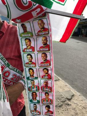 Muitas faixas de campeo estadual estilizada com o rosto dos atletas do Salgueiro esto  venda na cidade sertaneja