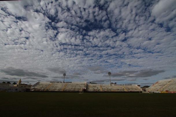 Muitas faixas de campeo estadual estilizada com o rosto dos atletas do Salgueiro esto  venda na cidade sertaneja