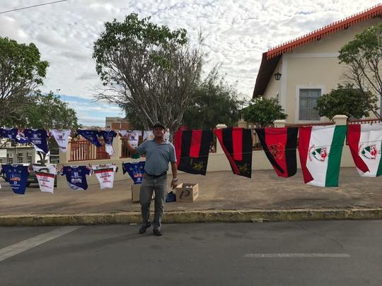 Muitas faixas de campeo estadual estilizada com o rosto dos atletas do Salgueiro esto  venda na cidade sertaneja
