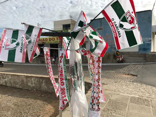 Muitas faixas de campeo estadual estilizada com o rosto dos atletas do Salgueiro esto  venda na cidade sertaneja