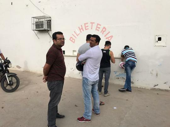 Muitas faixas de campeo estadual estilizada com o rosto dos atletas do Salgueiro esto  venda na cidade sertaneja