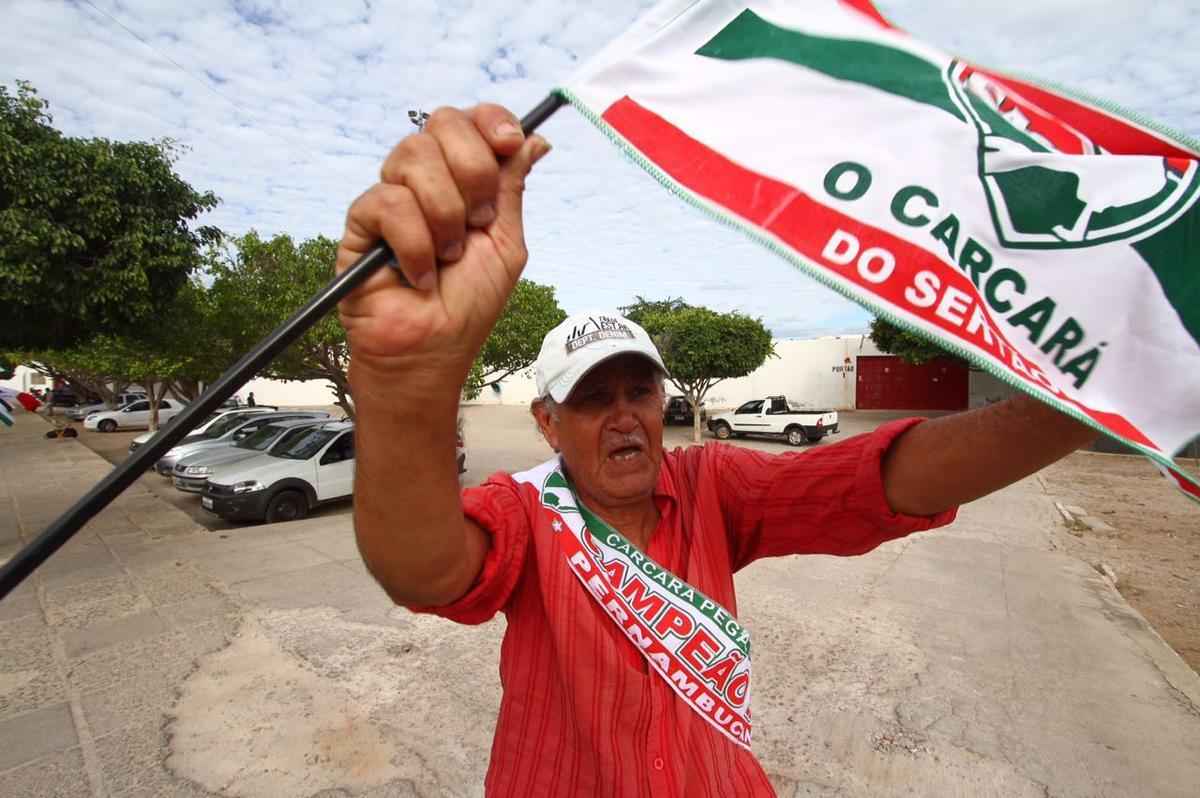
Muitas faixas de campeo estadual estilizadas com o rosto dos atletas do Salgueiro esto  venda na cidade sertaneja