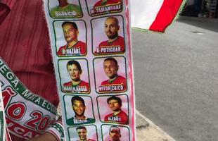 
Muitas faixas de campeo estadual estilizadas com o rosto dos atletas do Salgueiro esto  venda na cidade sertaneja