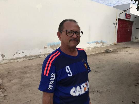 
Muitas faixas de campeo estadual estilizadas com o rosto dos atletas do Salgueiro esto  venda na cidade sertaneja