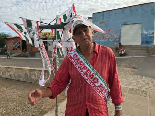 
Muitas faixas de campeo estadual estilizadas com o rosto dos atletas do Salgueiro esto  venda na cidade sertaneja