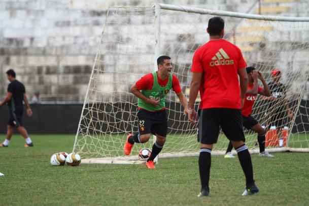 Elenco rubro-negro fez o 'reconhecimento' do gramado e treinou no campo que decidir o ttulo do Estadual