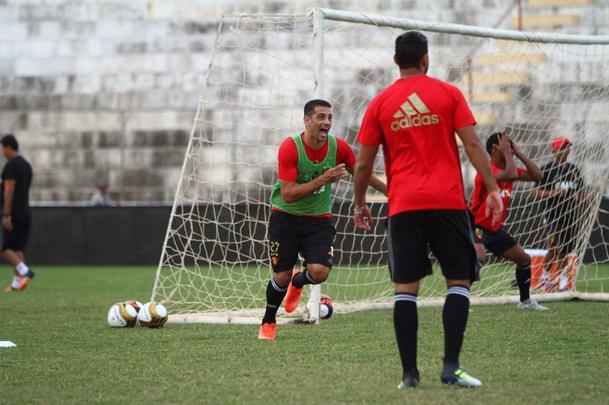 Elenco rubro-negro fez o 'reconhecimento' do gramado e treinou no campo que decidir o ttulo do Estadual