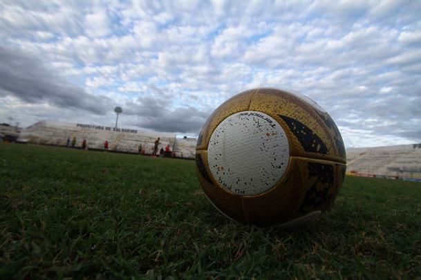 Elenco rubro-negro fez o 'reconhecimento' do gramado e treinou no campo que decidir o ttulo do Estadual