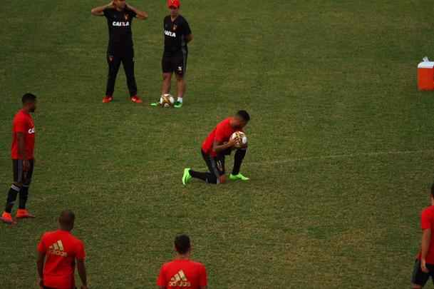 Elenco rubro-negro fez o 'reconhecimento' do gramado e treinou no campo que decidir o ttulo do Estadual