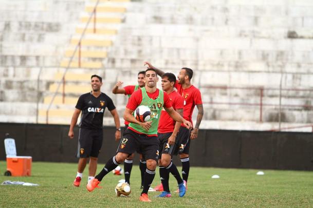 Elenco rubro-negro fez o 'reconhecimento' do gramado e treinou no campo que decidir o ttulo do Estadual