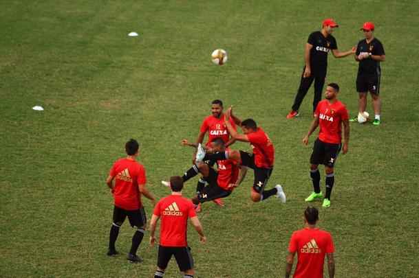 Elenco rubro-negro fez o 'reconhecimento' do gramado e treinou no campo que decidir o ttulo do Estadual