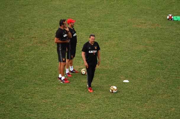 Elenco rubro-negro fez o 'reconhecimento' do gramado e treinou no campo que decidir o ttulo do Estadual