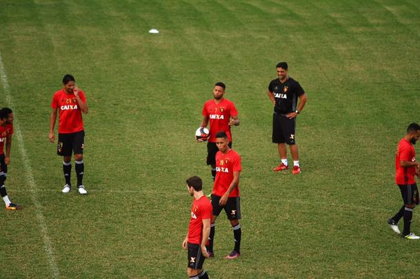 Elenco rubro-negro fez o 'reconhecimento' do gramado e treinou no campo que decidir o ttulo do Estadual