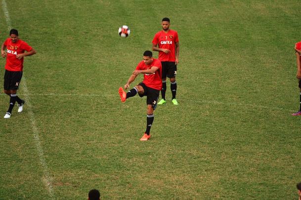 Elenco rubro-negro fez o 'reconhecimento' do gramado e treinou no campo que decidir o ttulo do Estadual