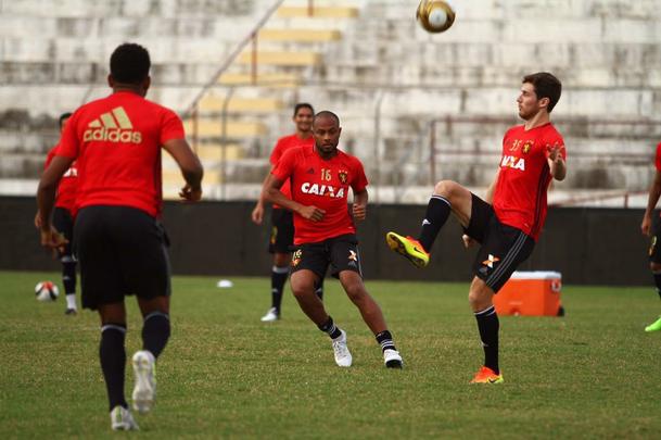Elenco rubro-negro fez o 'reconhecimento' do gramado e treinou no campo que decidir o ttulo do Estadual