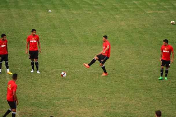 Elenco rubro-negro fez o 'reconhecimento' do gramado e treinou no campo que decidir o ttulo do Estadual