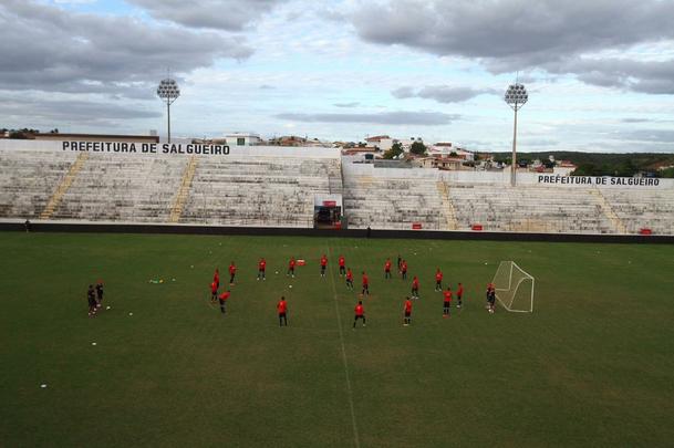 Elenco rubro-negro fez o 'reconhecimento' do gramado e treinou no campo que decidir o ttulo do Estadual