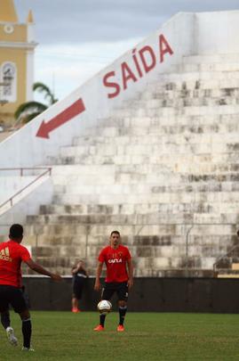 Elenco rubro-negro fez o 'reconhecimento' do gramado e treinou no campo que decidir o ttulo do Estadual