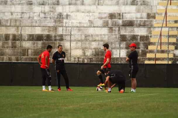Elenco rubro-negro fez o 'reconhecimento' do gramado e treinou no campo que decidir o ttulo do Estadual