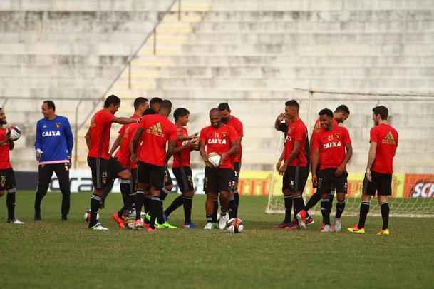 Elenco rubro-negro fez o 'reconhecimento' do gramado e treinou no campo que decidir o ttulo do Estadual