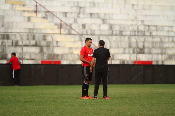 Elenco rubro-negro fez o 'reconhecimento' do gramado e treinou no campo que decidir o ttulo do Estadual